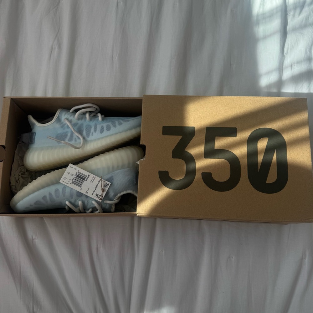 Adidas Yeezy Boost 350 V2 Light Blue – Men’s 5 / Women’s 6 – NWT